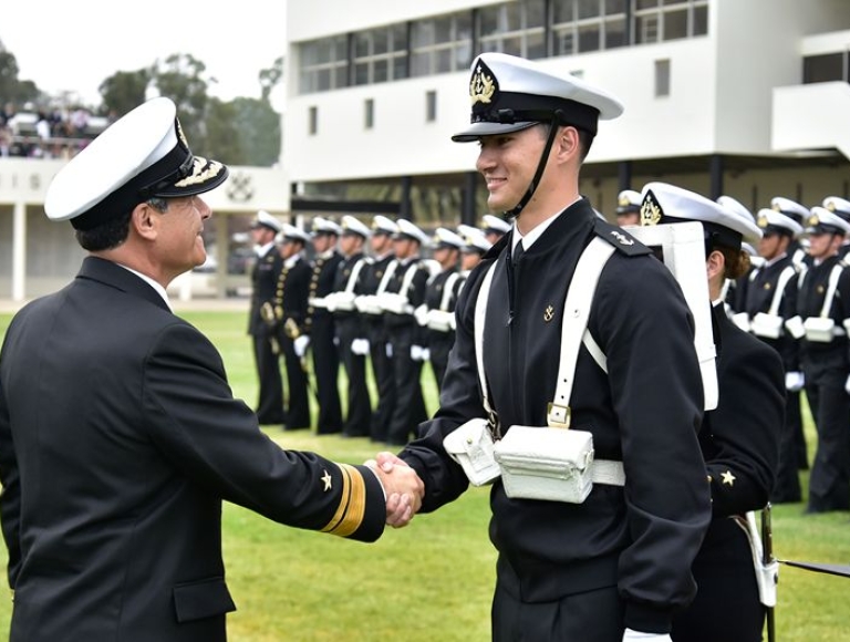 Hidenobu Tsukame (Gen.21) recibe el premio al Mejor Recluta Escuela Naval “Arturo Prat”