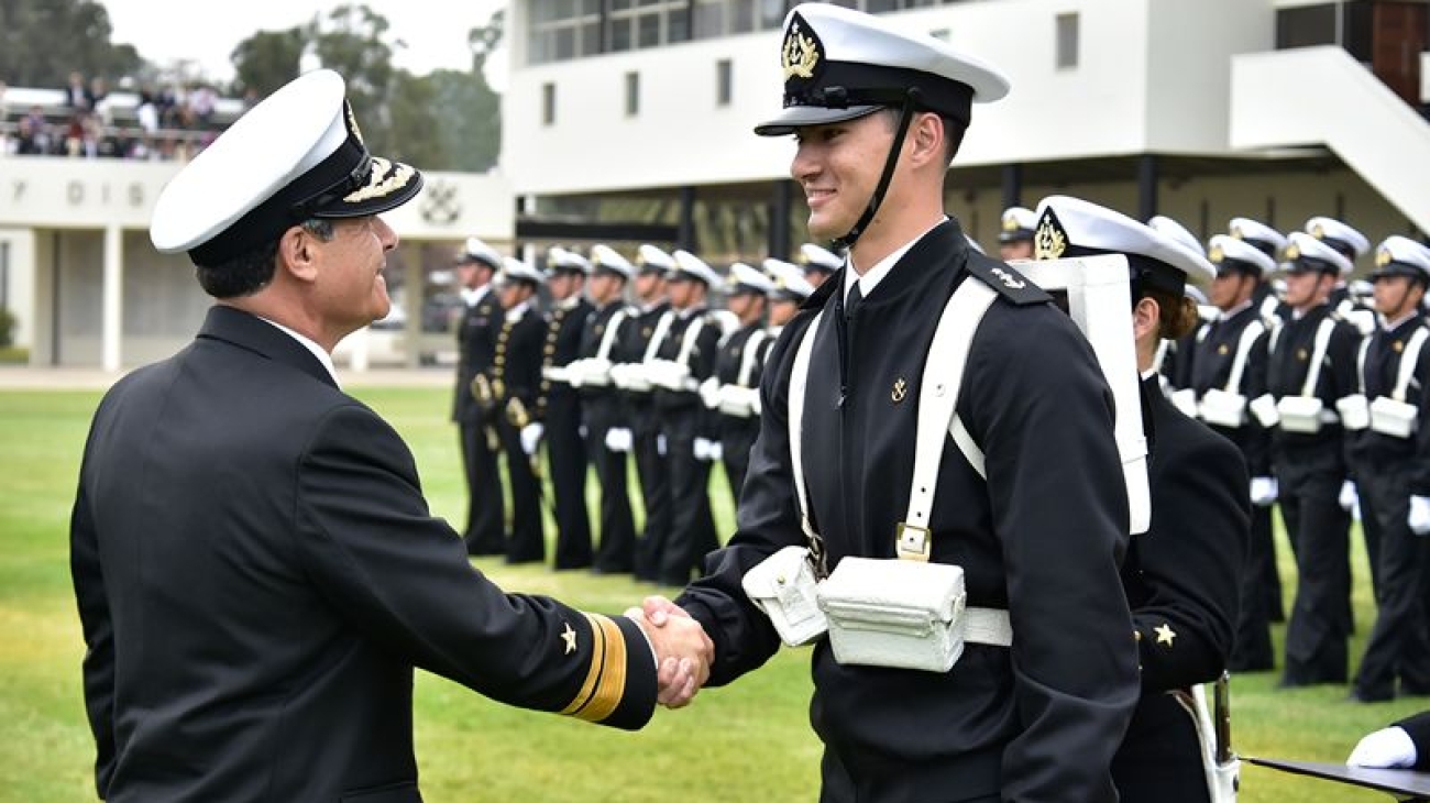 Hidenobu Tsukame (Gen.21) recibe el premio al Mejor Recluta Escuela Naval “Arturo Prat”